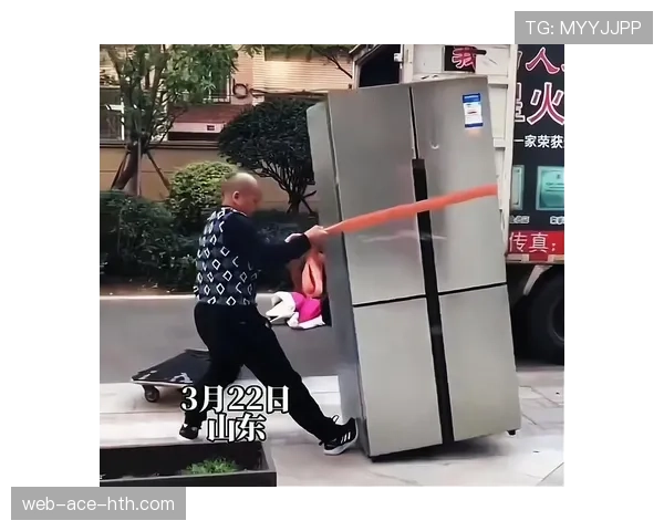 高亭宇训练完直接拎两袋冰去泡澡，这人是拿身体当冰箱使？